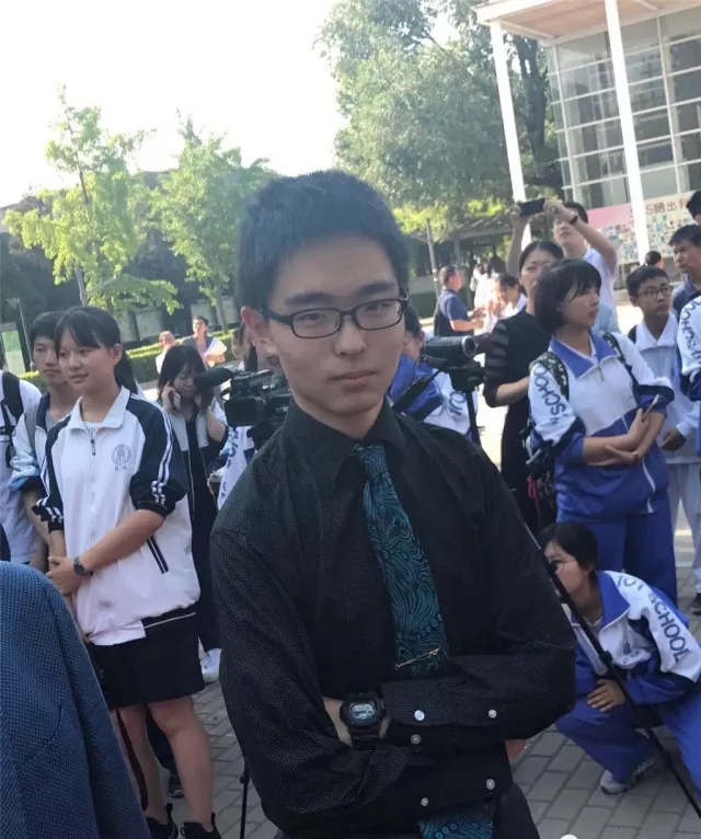 北京30所中学学生会主席集体亮相 你的膝盖准备好了么?